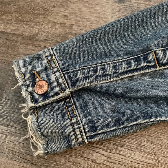 Size medium distressed boyfriend denim jacket - Picture 4 of 8